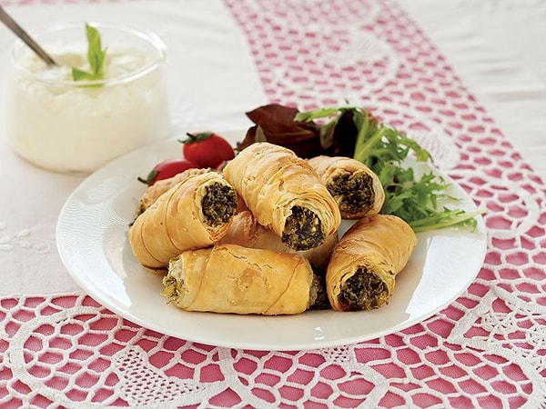 3. Lorlu Ispanaklı Mini Börek ve Yoğurtlu Dip Sos
