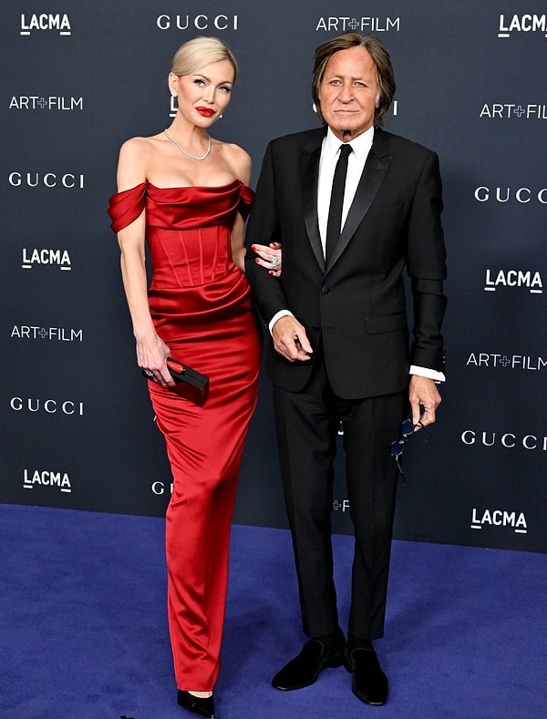 @hollywoodyüzleri isimli hesabın paylaşımına göre Mohamed Hadid'in kendisiyle yaptığı "güzellik sözleşmesi" olay oldu.