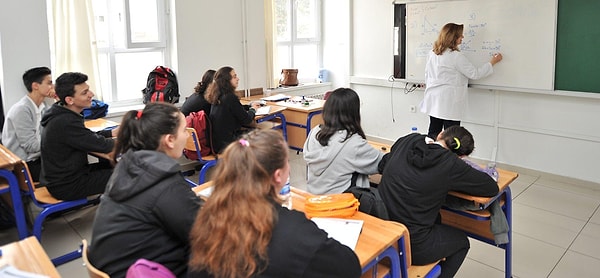 Milli Eğitim Bakanlığı, uzun süredir tartışılan zorunlu lise eğitimini gündemine aldı.