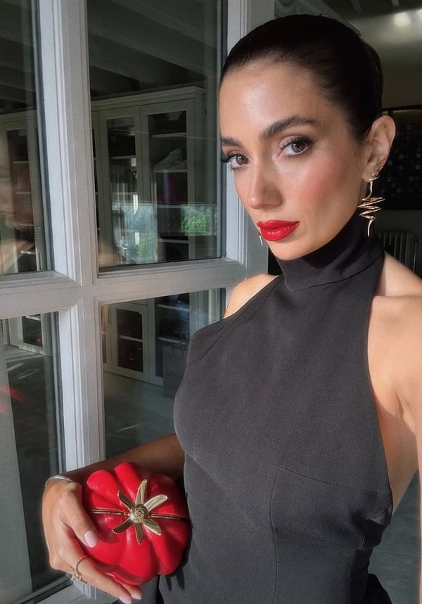 Influencer dünyasının en dikkat çeken isimlerinden biri olan Rachel Araz, yüksek fiyatlı çanta koleksiyonuna bir yenisini daha ekledi.
