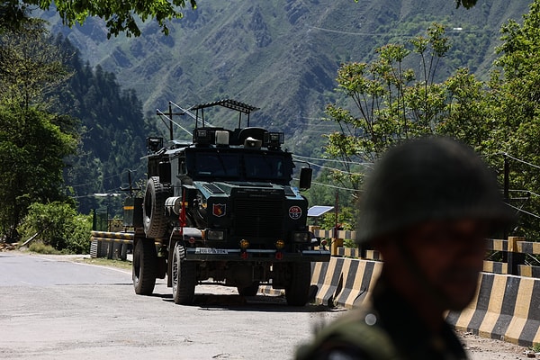 Hindistan ile Pakistan, yaklaşık 80 yıldır Keşmir bölgesinde hakimiyet için birbiriyle yarışıyor.