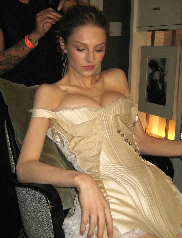 Her yıl moda dünyasının merakla beklediği Met Gala'da bu yıl bir Türk imzası yankılandı. Euphoria dizisiyle yıldızlaşan Hunter Schafer, gecede Dilara Fındıkoğlu tasarımıyla adeta göz kamaştırdı.