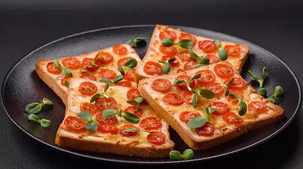 2. Tost Ekmeğinden Mini Pizza ve Görseli