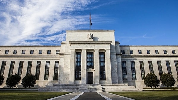 FOMC, iki gün süren ve merkez bankasının faiz oranını yüzde 4,25-4,50 aralığında sabit tutma konusunda yetkililerin oy birliğiyle mutabakata vardığı toplantının sonunda, "Ekonomik görünüme ilişkin belirsizlik daha da arttı" dedi.