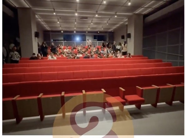 Prens galası resmen sinek avladı.