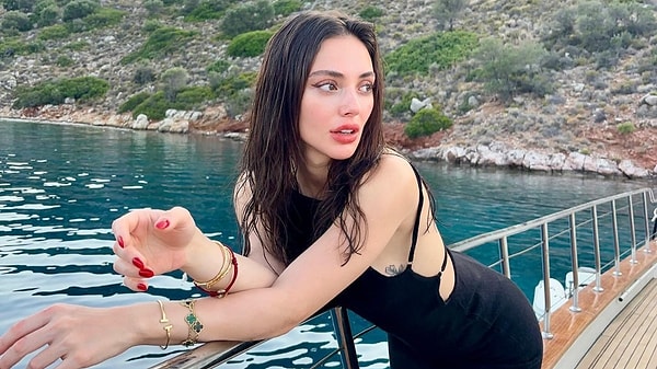 Duy Beni dizisiyle kariyerinin zirvesine çıkan Rabia Soytürk, son dönemin en popüler oyuncularından biri.