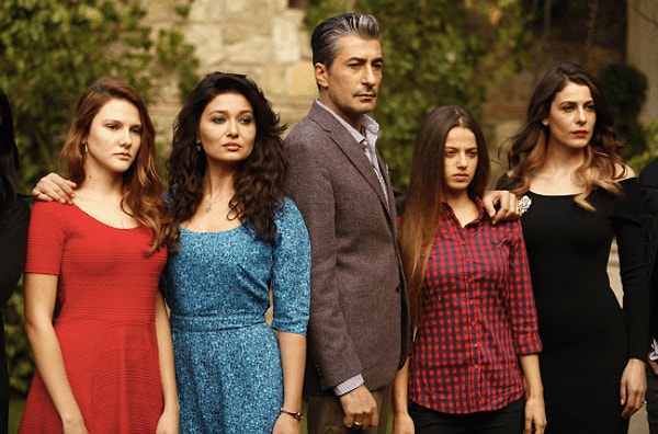 2014-2017 yılları arasında yayınlanan Paramparça dizisi yayınlandığı dönem büyük ilgi görmüştü. Görseli