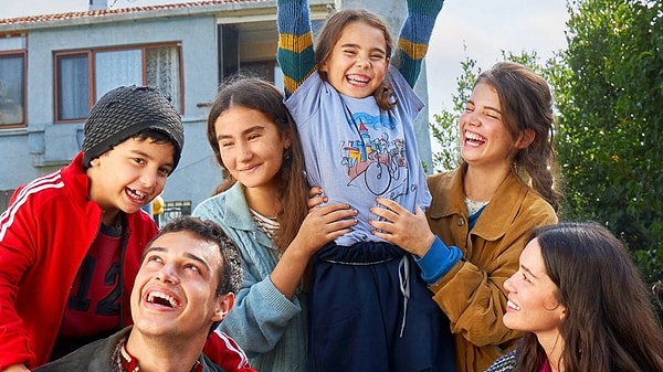 Star TV'de yayınlanan Sahipsizler dizisi Gülseren Budayıcıoğlu'nun Günahın Üç Rengi kitabından uyarlama.