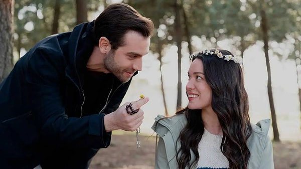 Sahipsizler dizisi aslında Kırmızı Oda'da izlediğimiz Meliha'nın hikayesinin spin-off'u olarak yorumlanabilir.