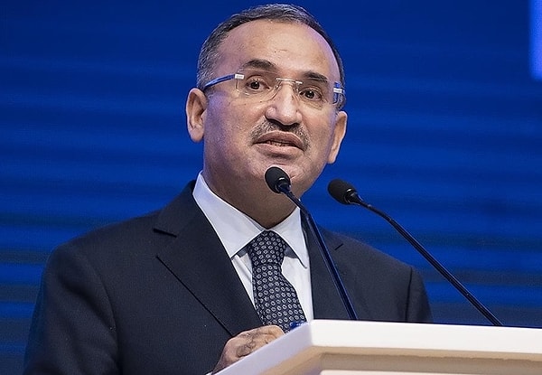 Kanaatimiz kendisinin Çağatay Ulusoy'un yakınından dahi geçmediği ve Bekir Bozdağ'a daha çok benzediği yönünde...