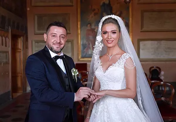 Pınar Kaşgören ile eski futbolcu Nihat Kahveci 2014 yılında anlaşmalı bir şekilde boşandı. Ancak Kaşgören, Nihat Kahveci'nin çocuklarına hakaret ettiği iddiasıyla soluğu adliyede aldı. Görseli
