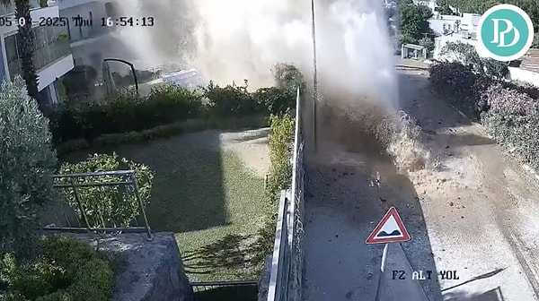 MUSKİ ekiplerinin tamirat yaptığı sırada yaşanan patlama bir güvenlik kamerasına anbean yansıdı.