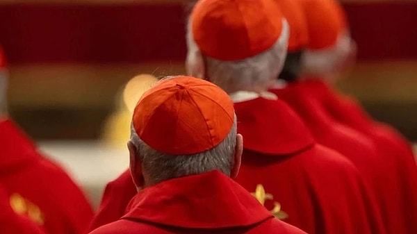 Papalık seçiminin (konklav) ikinci gününde dört tur oylama sonunda, Sistina Şapeli'nin bacasından beyaz duman yükseldi ve yeni papa belli oldu! Görseli