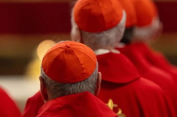 2013 yılındaki son Konklav'da Papa Franciscus, 2. günün 5. tur oylamasında seçilmişti. 2005'teki Konklav da 2. gündeki 4. tur oylamada sonuçlanmış ve Papa 16. Benediktus seçilmişti.