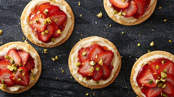 5. Çilekli Maskarpon Tart ve Kahveli Bisküvi Topları