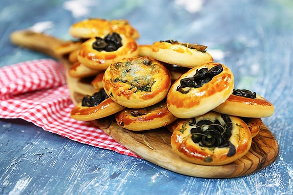 10. Zeytinli Mini Pizza Diskleri ve Çilekli Crumble Kasesi