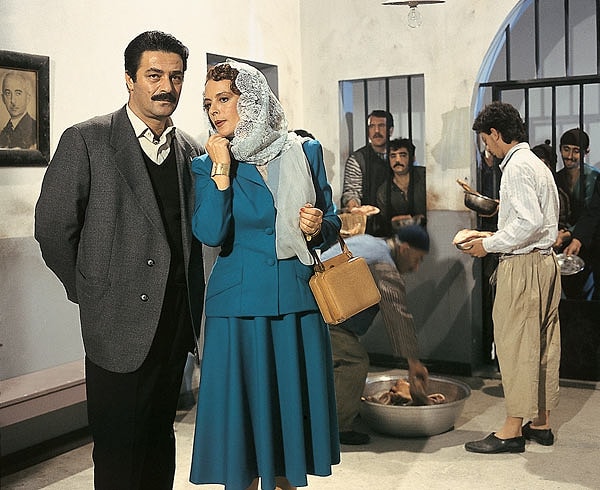 Türk sinemasının efsane isimlerinden Kadir İnanır, sinema serüvenine 1968 yılında Yedi Adım Sonra filmindeki küçük bir rolle başladı ama kısa sürede devleşti. Görseli
