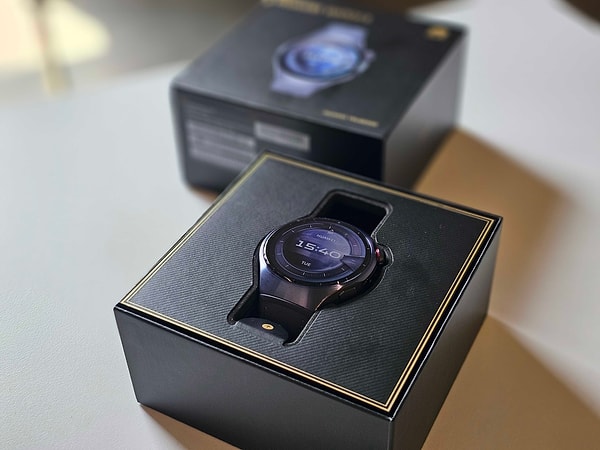 Huawei Watch 5, şık tasarımı ve ekranından çerçevesine her detayında kendini hissettiren gelişmiş malzeme kalitesiyle gözleri üzerine topluyor.