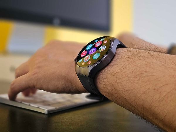 Akıllı jestlerle temassız kontrol özellikleri de Huawei Watch 5'i gün içinde pek çok farklı senaryoda rahatlıkla kullanmanızı sağlıyor.