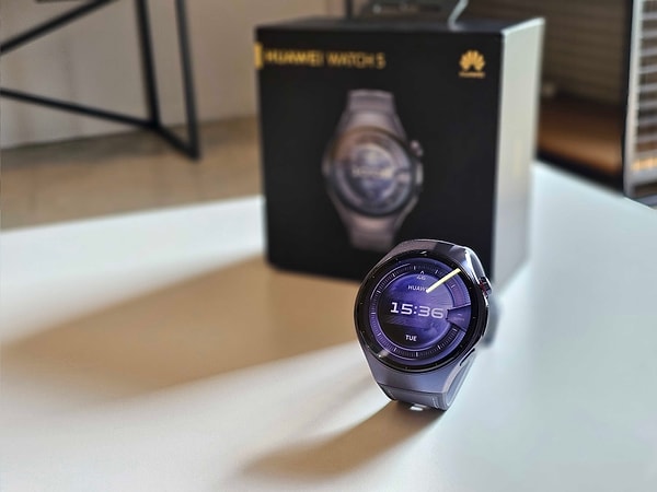 Huawei Watch 5, aynı anda kolunuzdaki şık ve dayanıklı bir saat, yetenekli bir asistan ve destekleyici bir sağlık çözümü olmayı başarıyor.