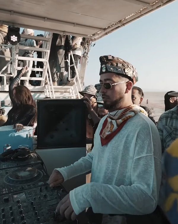 Bir anda popüler olan, namı ülkemizi aşıp dünya çapında yayılmış DJ'imiz Mahmut Orhan'ı bilmeyeniniz yoktur.