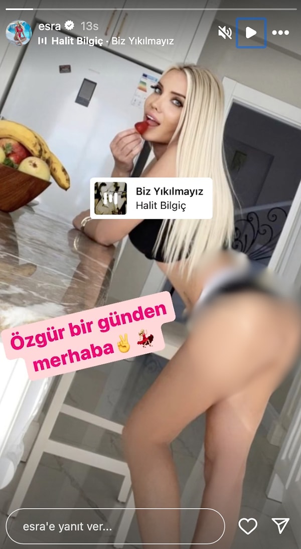 Fakat aynı pozu bir de hikayesine paylaşan Esra Ersoy "Biz Yıkılmayız" şarkısı ekledi, üzerine de "Özgür bir günden merhaba" notunu düştü.