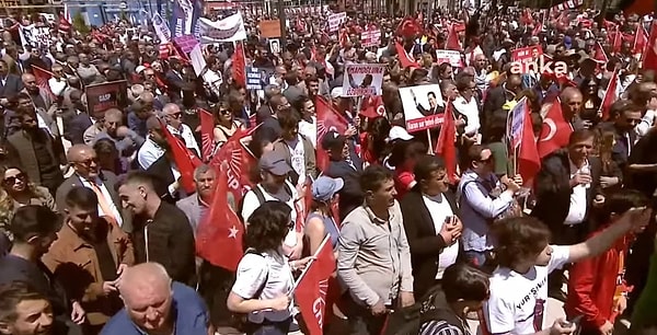 Silivri Cezaevi'nde tutuklu bulunan CHP’nin Cumhurbaşkanı adayı Ekrem İmamoğlu için düzenlenen "Millet İradesine Sahip Çıkıyor" mitinglerinin beşincisi Van’da yapılıyor.