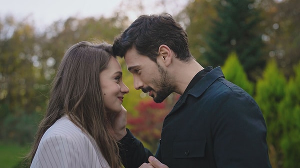 NOW'ın sevilen dizisi Hudutsuz Sevda'nın 2. sezon finalinde epey bir ayrılık yaşanacak. Görseli