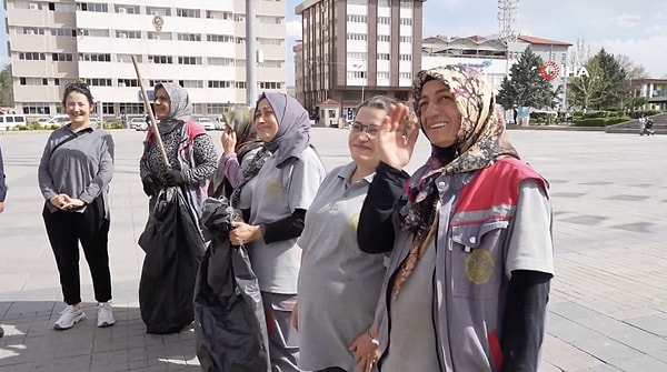 Anneler; sevgi, fedakarlık ve sonsuz sabrın timsali olan, evlatlarına karşı koşulsuz sevgi besleyen, onların her daim yanında olan, güçlü ve eşsiz varlıklardır. Görseli