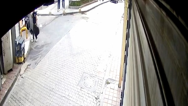 Kuyumcudan sonra çöp poşetini alan kağıt toplayıcısı, olay yerinden uzaklaştı. Çöp poşetlerinin karıştığı kısa süre sonra ortaya çıktı. Görseli