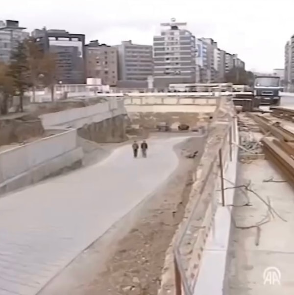 Ankaray günümüzde hala hizmet vermekte olan raylı sistemlerden. Görseli
