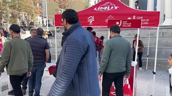 CHP'liler Bafra Emniyet Müdürlüğü önünde saldırıya tepki gösterdi. Görseli