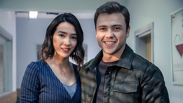 Tolga Sarıtaş, qui a commencé sa carrière d'acteur à un jeune âge, s'est d'abord fait connaître du grand public avec Güneşin Kızları.