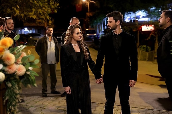 NOW'ın sevilen dizisi Hudutsuz Sevda'nın 2. sezon finalinde adeta yaprak dökümü yaşanacak! Görseli