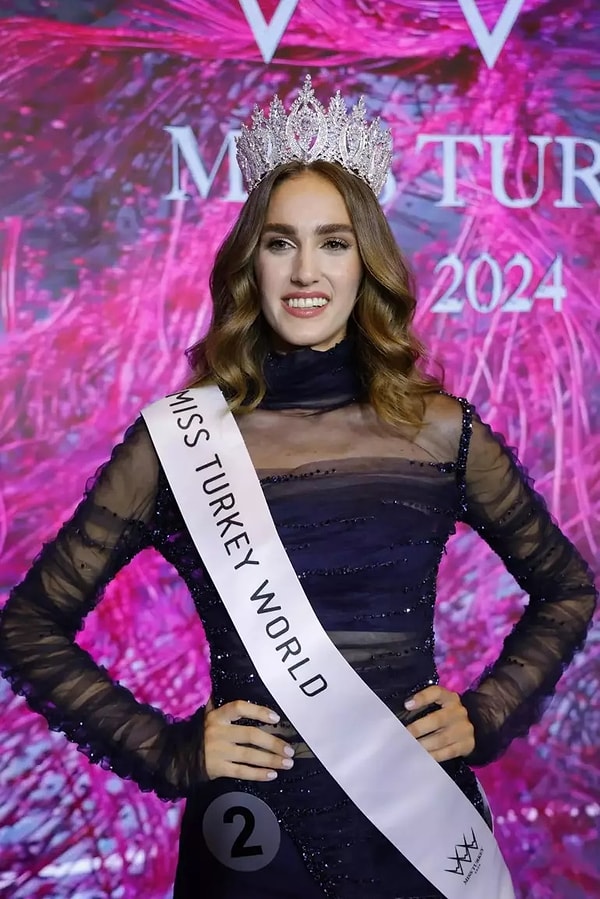 Birçok adayın içinden, önce ilk 20'ye sonra da ilk 5'e kalan İdil Bilgen, geçtiğimiz sene Miss Turkey 2024'un birincisi seçilmiş ve "Miss Turkey World 2024" ünvanını almıştı. Görseli