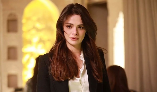 Uzak Şehir'in Alya'sı Sinem Ünsal, dizinin yüksek reytinglerinin ardından popülerliğine popülerlik kattı. Görseli