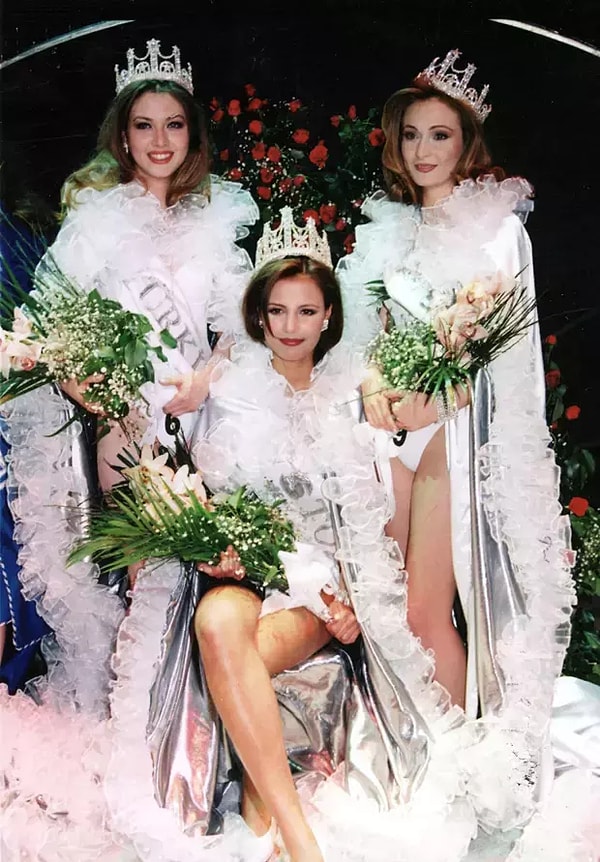 Nefise Karatay, hayatımıza 1997'de Türkiye Güzeli seçilmesiyle beraber girmişti. Görseli