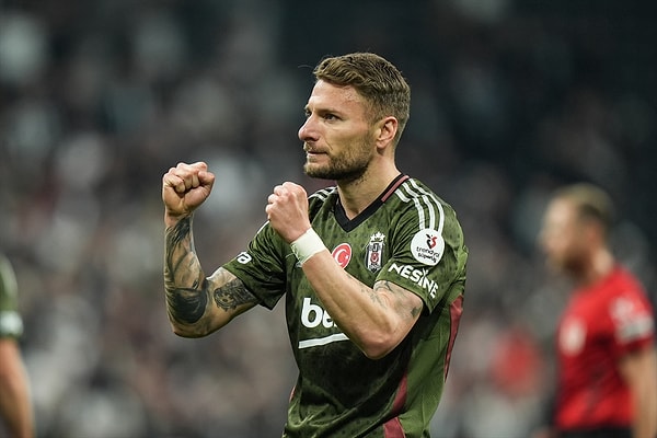 Immobile performansının ödülünü aldı.