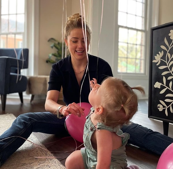 Amber Heard'ten müjdeli bir haber geldi. Heard, ikiz bebeklerinin dünyaya geldiğini açıkladı.