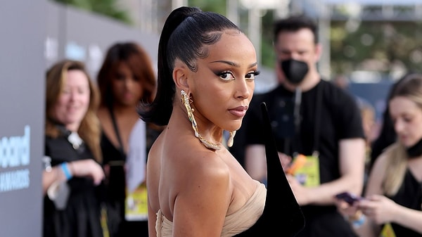 Farklı müzik türlerini harmanlayarak oluşturduğu şarkıları, sosyal mecralarda epey popüler olan Doja Cat'i belki tanıyorsunuzdur. Görseli