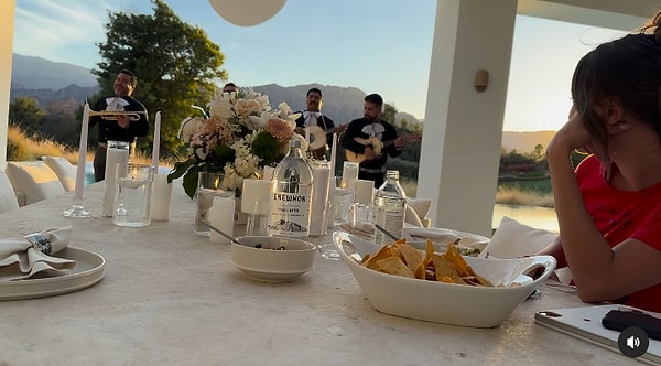 Justin, yarım elma gönül alma misali, sosyal medyadaki haberlerin Hailey'i yorduğunu fark edip onu Anneler Günü'nü kutlama bahanesiyle yemeğe çıkarttı.