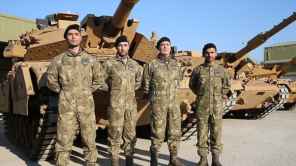 Güçlü oyuncu kadrosu ve etkileyici hikayesiyle dikkatleri üzerine çeken "Siyah Bere" dizisi hem savaşın psikolojisini hem de askerlik ruhunu işleyecek. Görseli