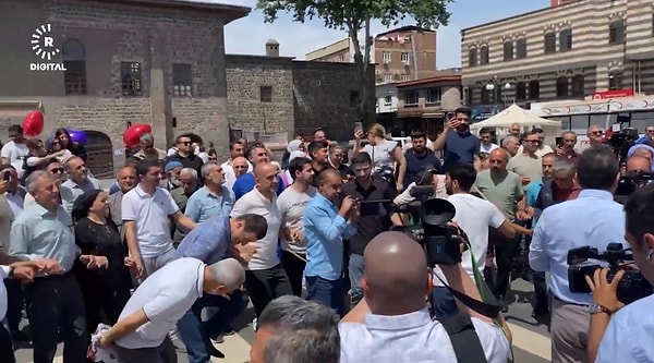 Meydanlarda bir araya gelen vatandaşlar sevinçlerini halay ile paylaştı.