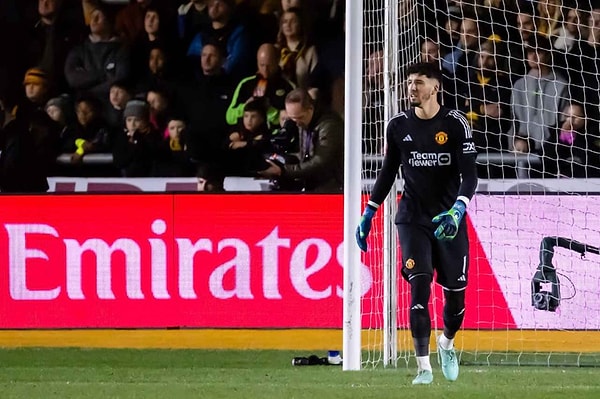 İngiltere basını Manchester United'daki kötü gidişatta Altay'a da yer verdi. Görseli