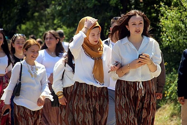 Aşıklar Sokağı'nda kısmetlerini aradılar. Görseli