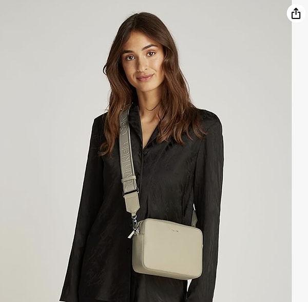 4. Amazon’da indirimde olan Calvin Klein markasına ait bu çanta kombinlerinize sofistike bir dokunuş katacak.