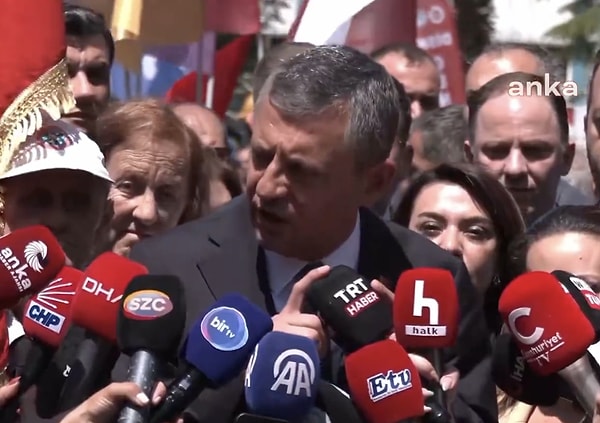 TRT mikrofonunu bir an olsun bırakmadı.