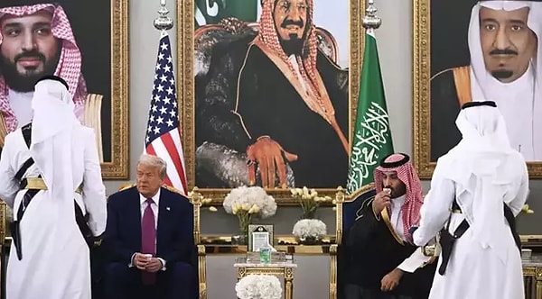 ABD Başkanı Donald Trump, yine hal ve hareketleri ile gündeme gelmeyi başardı. Görseli
