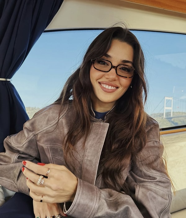 Ünlü oyuncunun upuzun kumral saçlarına kıymadığını görenlerin pek çoğu da rahat bir nefes aldı! 😂