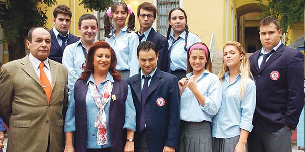 2003-2006 yılları arasında yayınlanan Hayat Bilgisi dizi Türk televizyon tarihine adını altın harflerle yazdırdı. Görseli